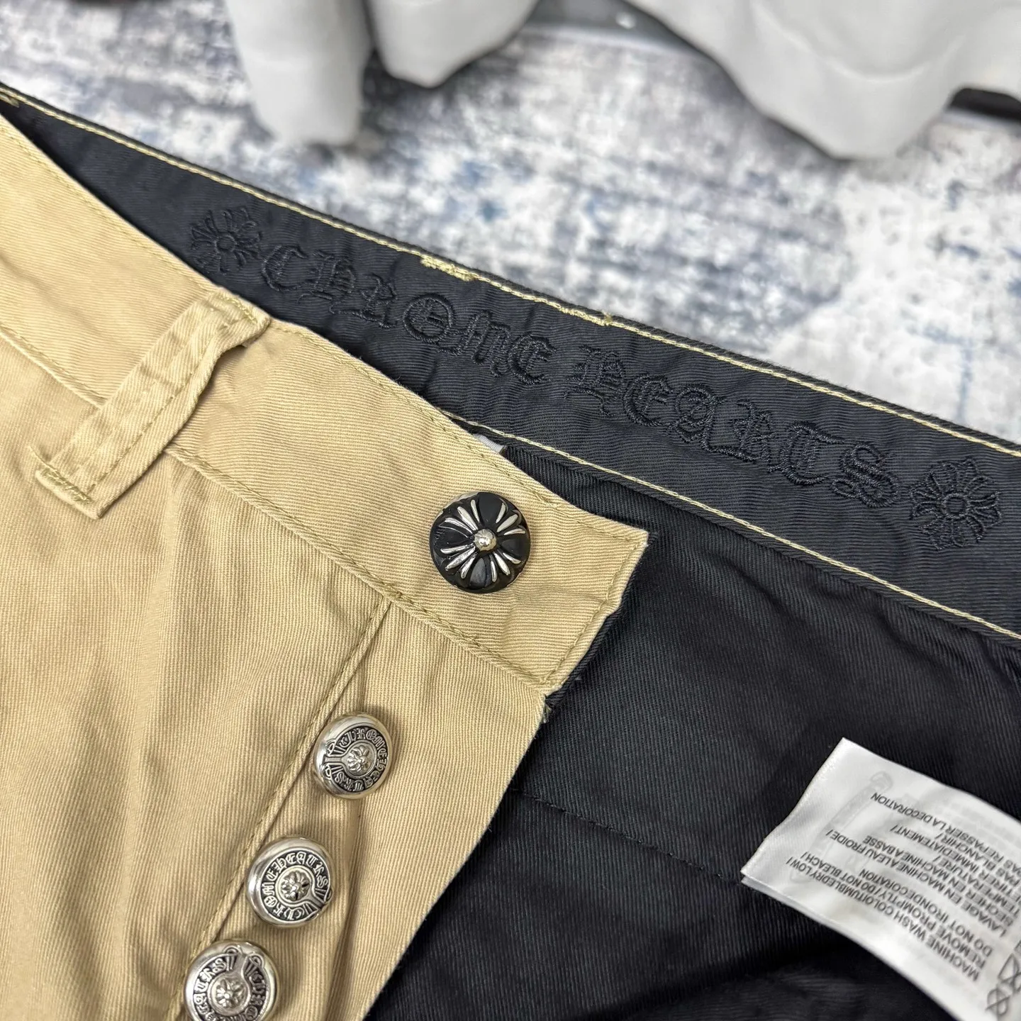 P260 Chrome Hearts/Chrome Hearts camouflage checkerboard horsehair cross patch leather jeans - Full of exploring the ultimate in fashion, Chrome Hearts' new Chrome Hearts pants cleverly integrate camouflage cross, checkerboard horsehair cross and other elements to break traditional boundaries. The clever fusion of Mattyboy’s same style, overalls and khaki jeans brings endless matching inspiration to fashionistas.  This pair of Croxin overalls not only presents a unique retro style, but also combines comfort and sophistication with its wide-leg, loose design. The mid-high waist design matches a lazy and casual style, which not only makes the legs longer but also maintains a casual feel, it is a must-have fashion choice for trendy men and trendy women.  Khaki overalls are unique in leather matching and color selection, making them the leader among overalls. Chrome Hearts' khaki cross chino casual pants have a prince-like aristocratic feel. The pants have 40 panels of leather and full texture. The W34 size is perfectly presented and has become the focus of the forefront of fashion. Whether it's for daily wear or a trendy try, these pants can bring you an excellent fashion experience.  Color: Khaki Size: 28 30 32 34 corresponding size s-xl
